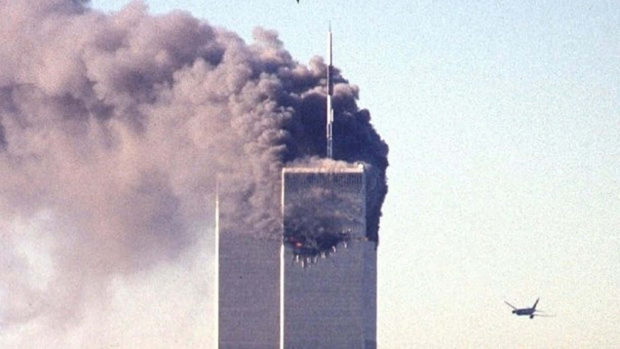 De Moment, wéi den zweete Fliger an de World Trade Center flitt, ass deemools op Kamerae festgehalen a vun Tëleeschaînë weltwäit iwwerdroe ginn.