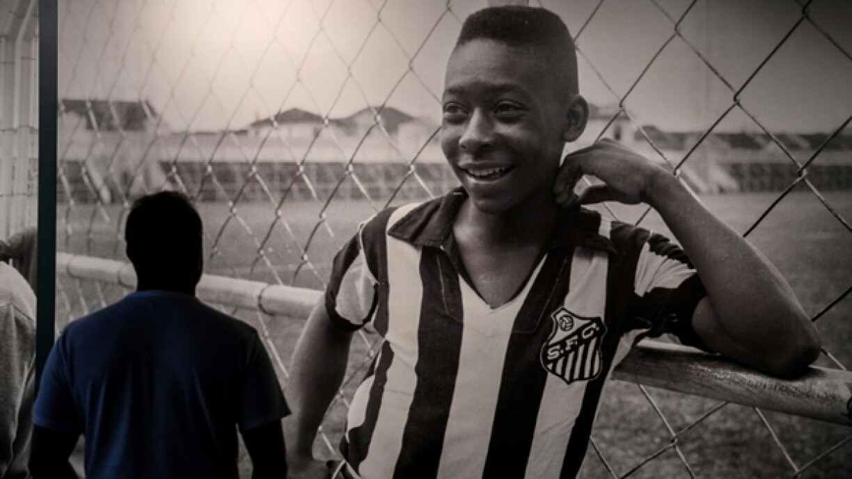 Un fan de Pelé contemple une photo de l'ancien footballeur dans le musée qui lui est consacré, le 27 décembre 2022, à Santos