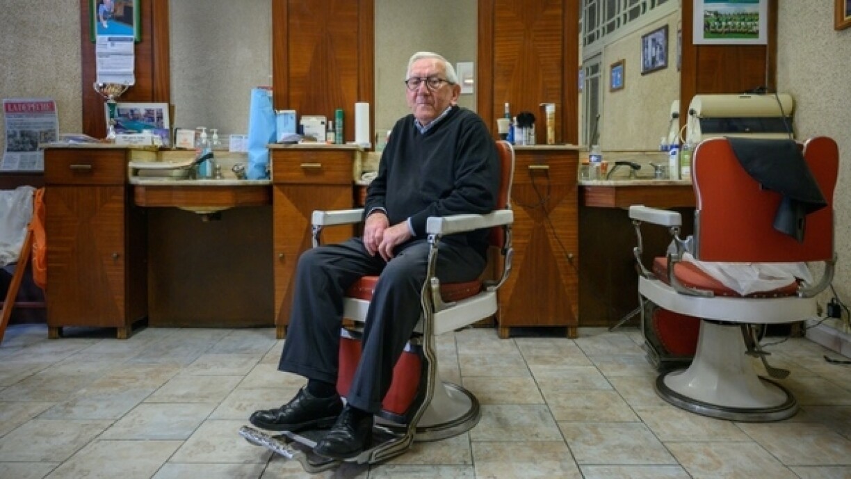 Le coiffeur Roger Amilhastre, âgé de 90 ans, dans son salon à Saint-Girons, en Ariège, le 16 avril 2024