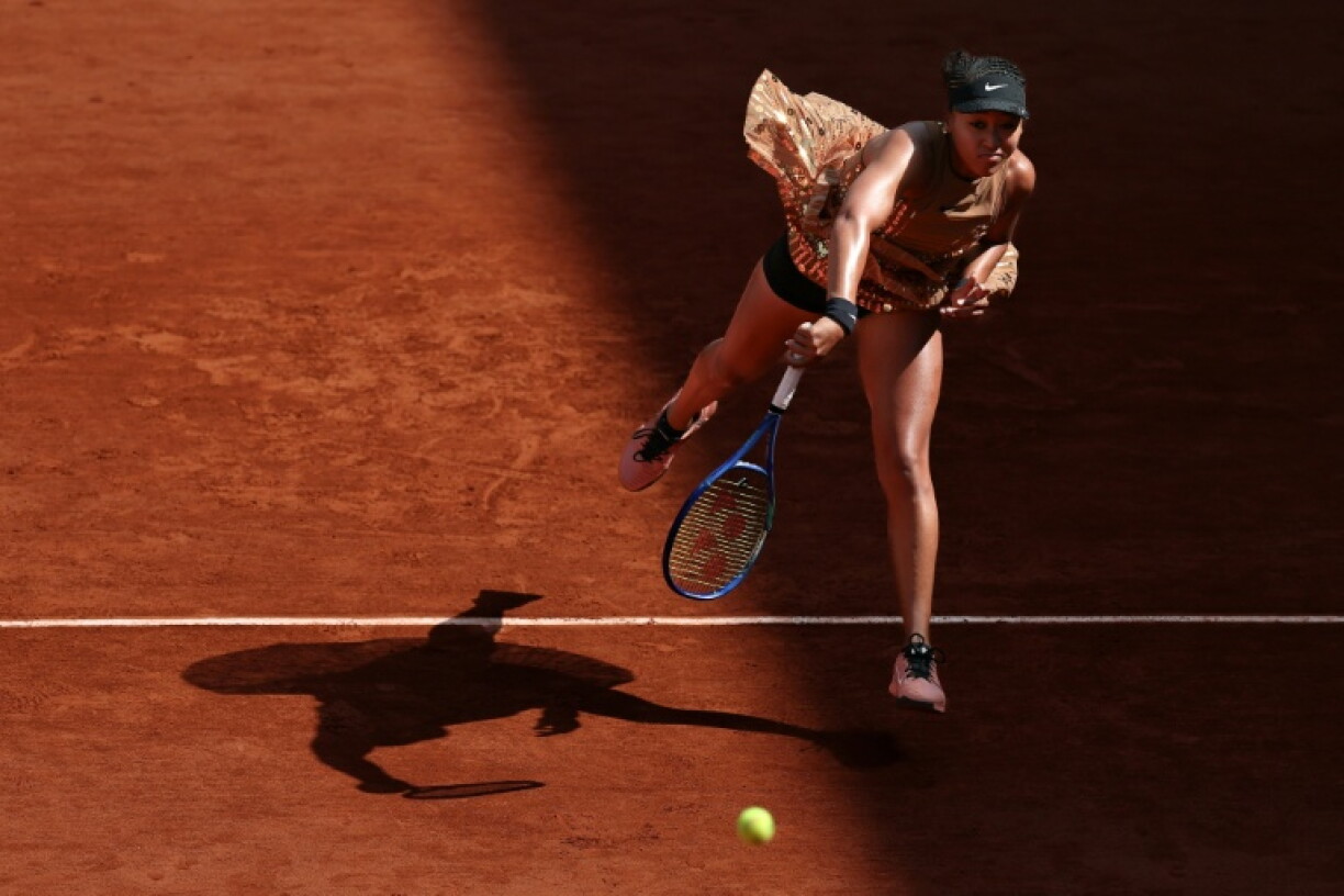 La Japonaise Naomi Osaka au service lors de son match du 3e tour contre l'Américaine Iva Jovic, le 30 mai 2026 à Roland-Garros
