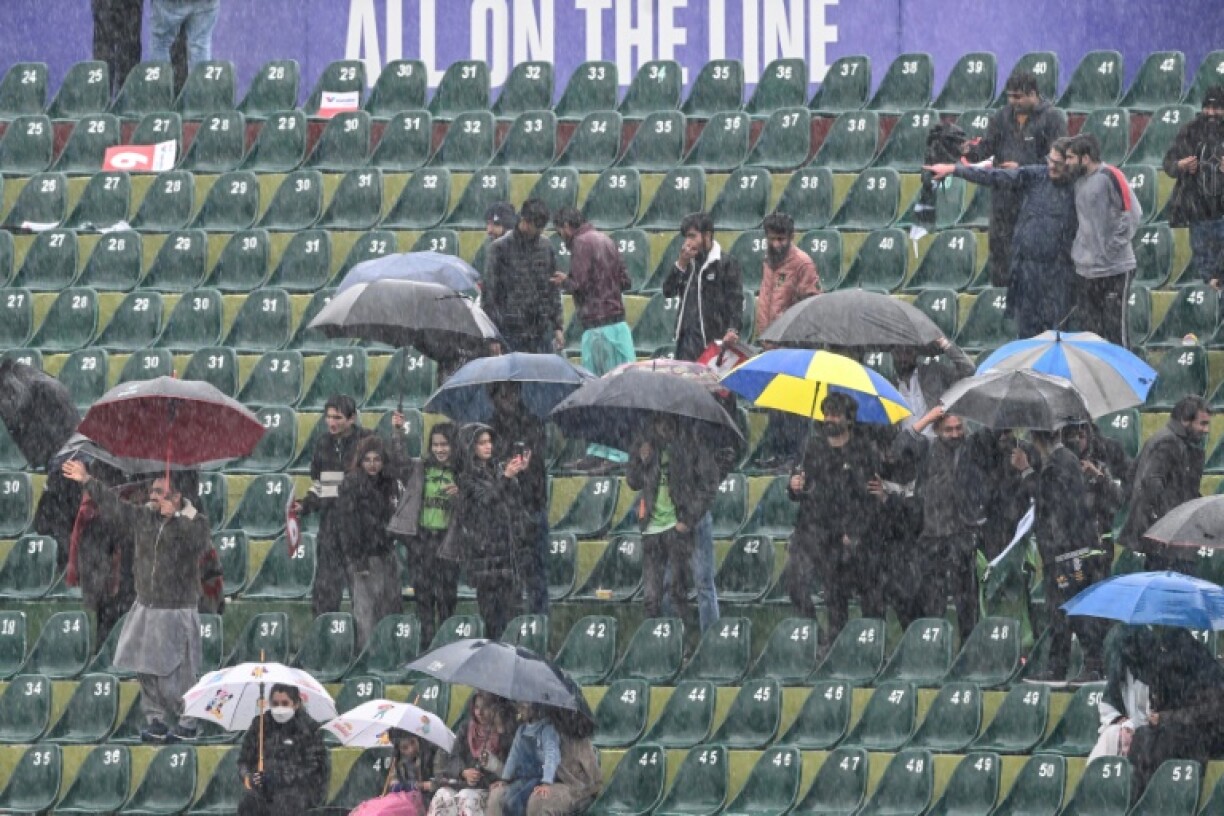 Spectators in the rain in Rawalpindi