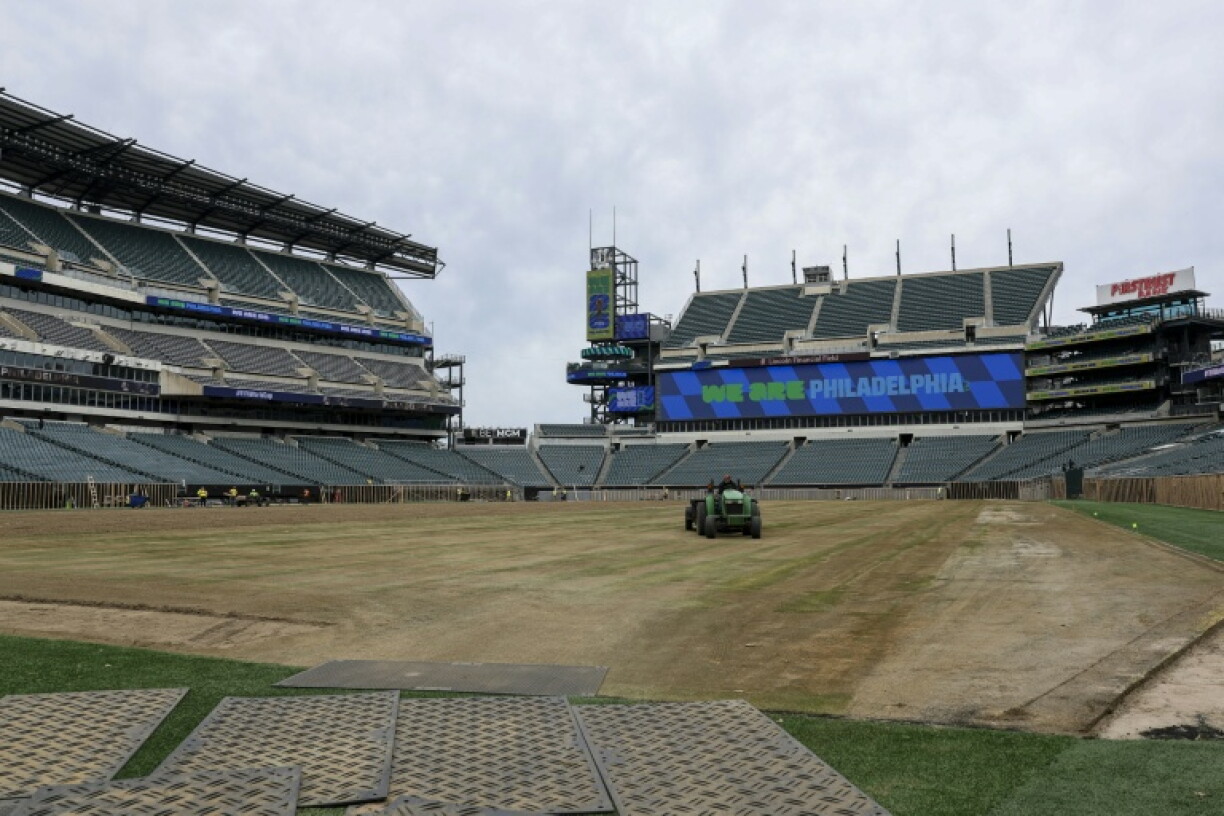 Des ouvriers préparent le terrain pour installer la pelouse au Lincoln Financial Field de Philadelphie le 28 avril 2026 avant le début du Mondial-2026