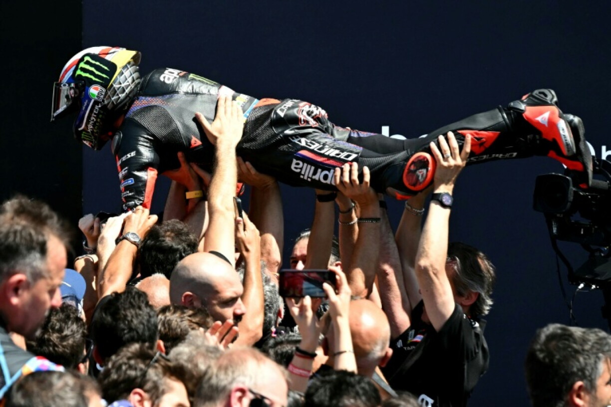 Marco Bezzecchi célébré par son équipe Aprilia après sa victoire dimanche au GP d'Italie de MotoGP sur le circuit de Mugello.