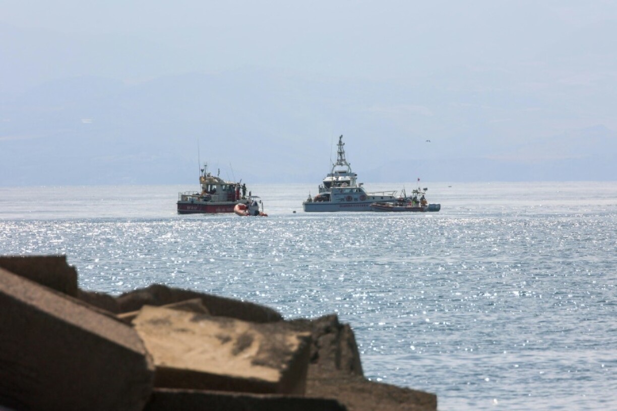 Deux bateaux de secours recherchent des disparus après le naufrage d'un voilier au large de Porticello en Sicile, le 19 août 2024