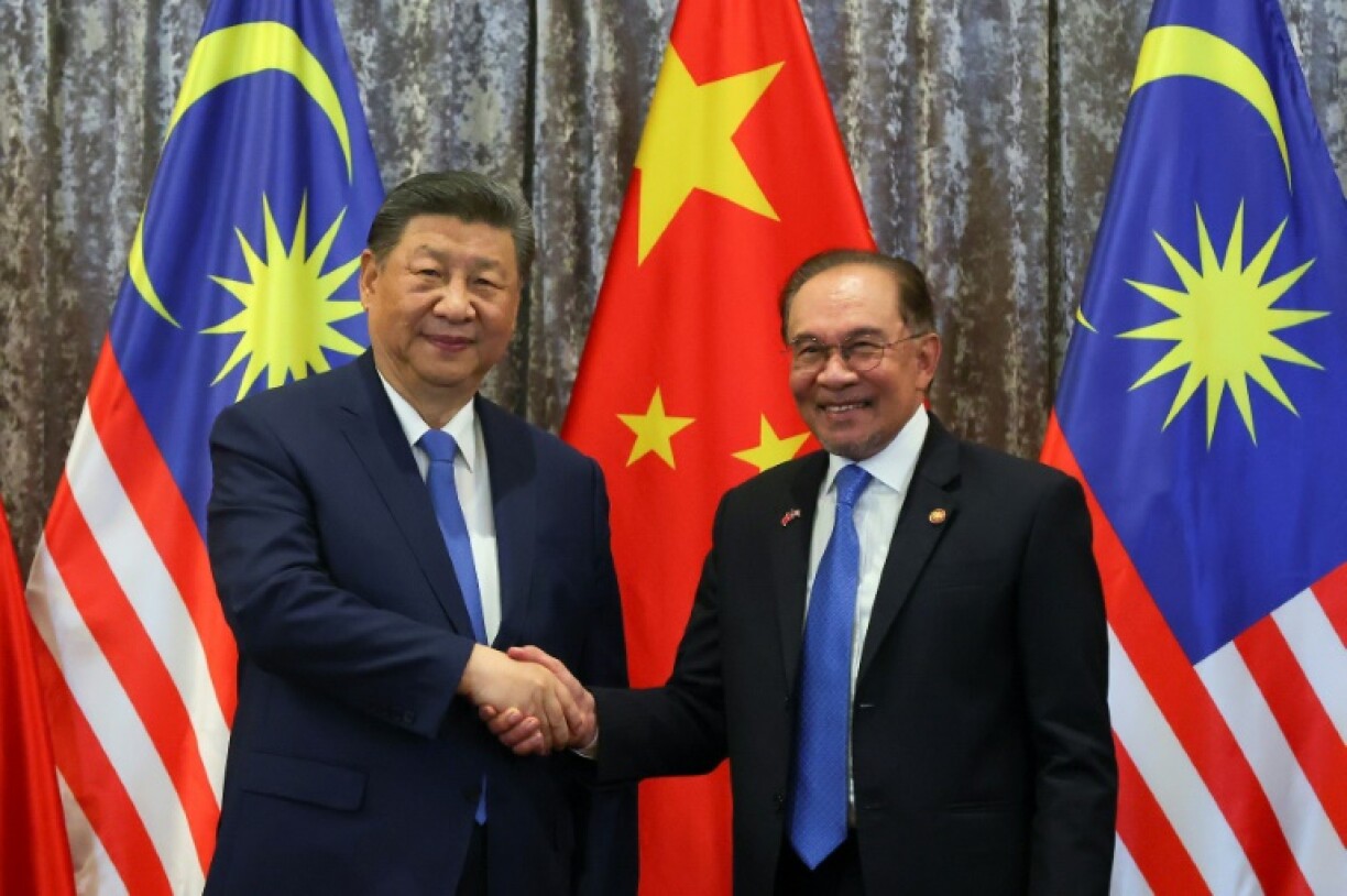 China's President Xi Jinping (L) held talks with Malaysia's Prime Minister Anwar Ibrahim on Wednesday