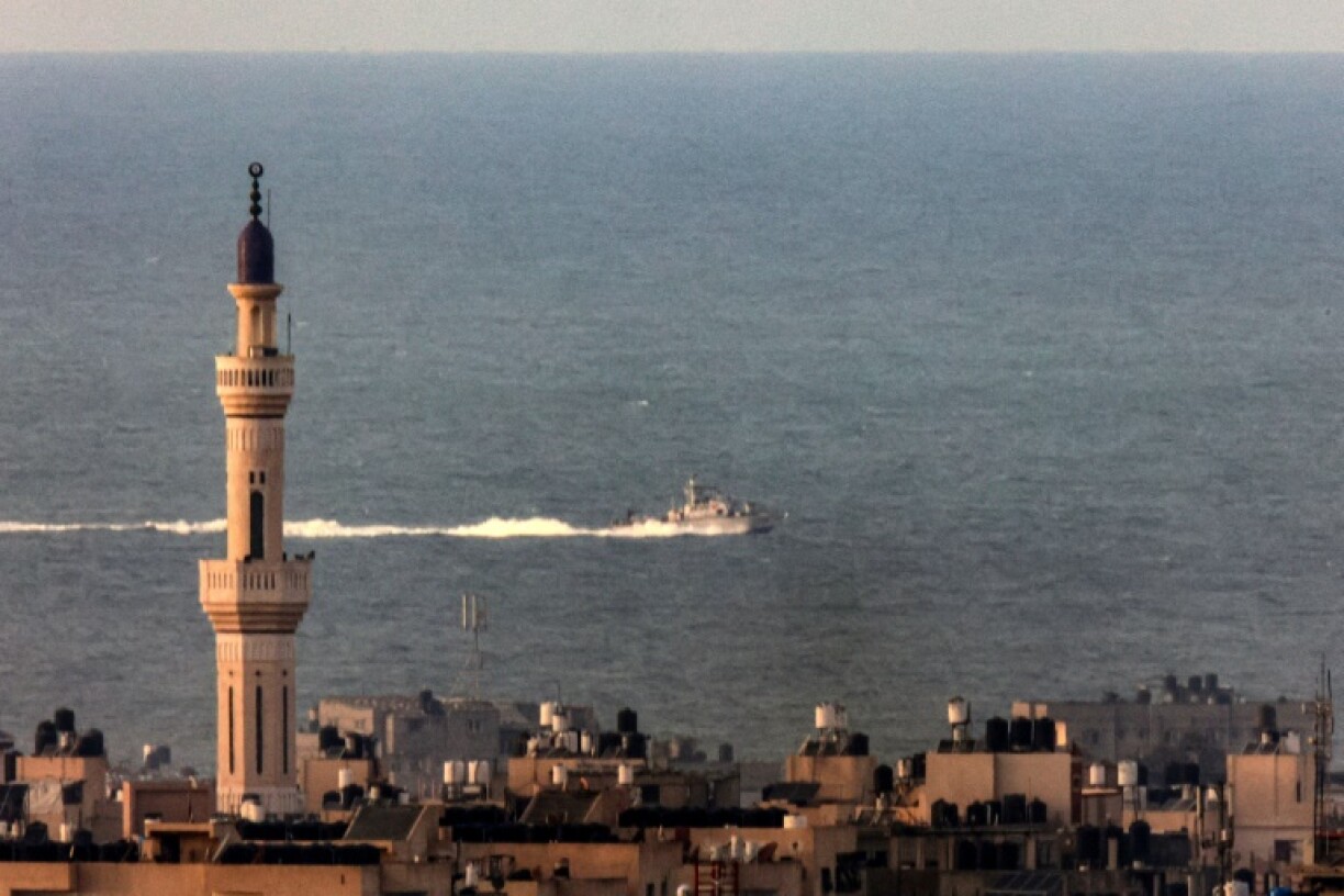 Un navire militaire israélien navigue près de Rafah, dans la bande de Gaza, le 24 décembre 2023