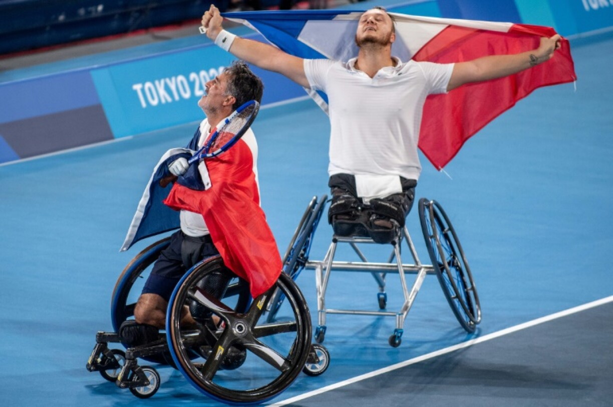 Les Français Stephane Houdet et Nicolas Peifer sacrés champions olympiques de tennis fauteuil aux Paralympiques de Tokyo, le 3 septembre 2021