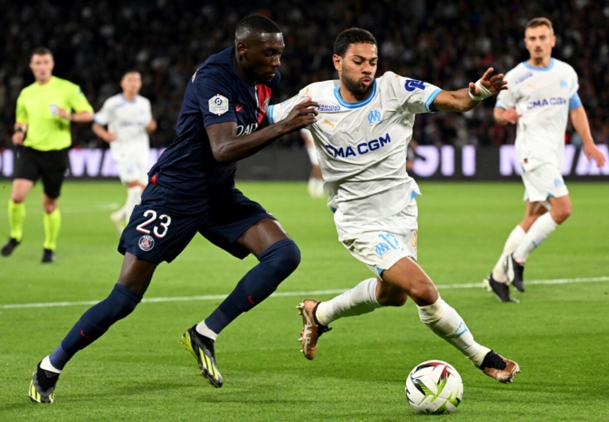 L'attaquant du PSG Randal Kolo Muani (g) à la lutte avec le défenseur de l'OM Rena Lodi, le 24 septembre 2023 au Parc des Princes.