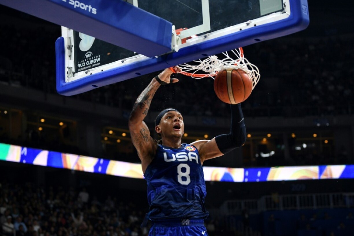 L'intérieur américain Paolo Banchero au dunk contre l'Italie en quart de finale du Mondial à Manille, le 5 septembre 2023