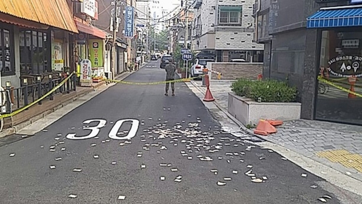 Photo diffusée par le ministère de la Défense sud-coréen et prise le 9 juin 2024 à Séoul d'objets non identifiés qui pourraient être des ordures nord-coréennes envoyées par des ballons