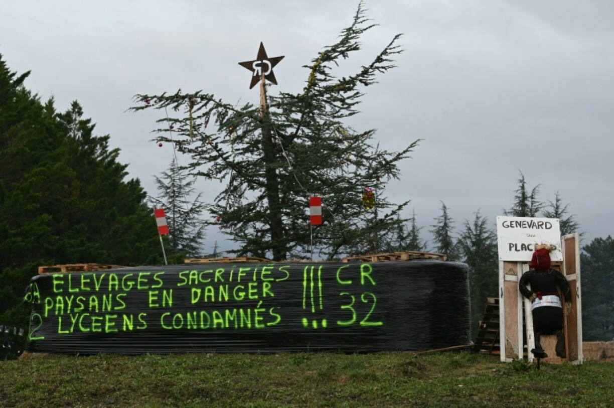 Des agriculteurs de la Coordination rurale bloquent un rond-point à Auch (Gers), le 26 décembre 2025