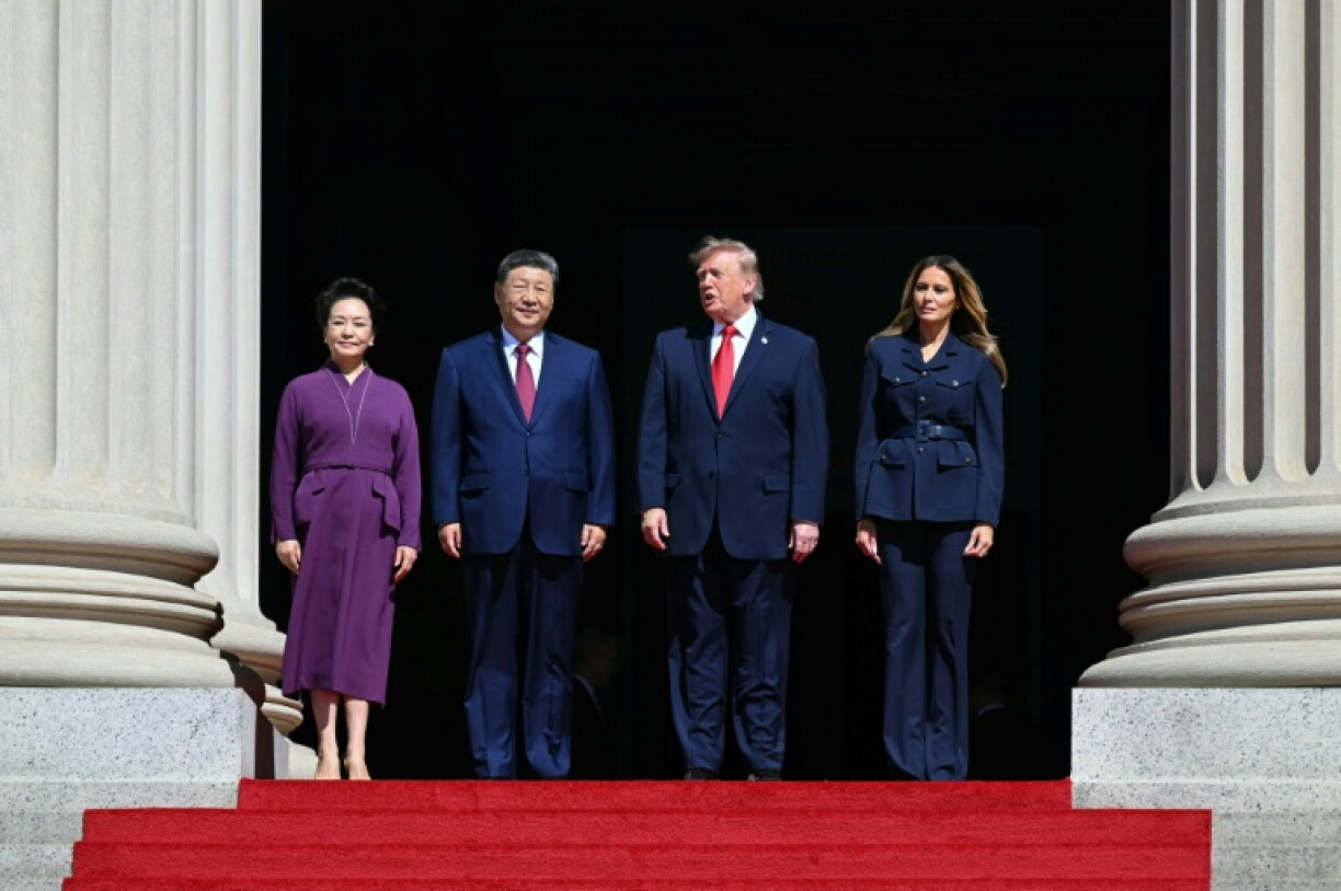 US President Donald Trump, First Lady Melania Trump, China's President Xi Jinping and his wife Peng Liyuan stand together as they arrive to visit the National Archives in Washington