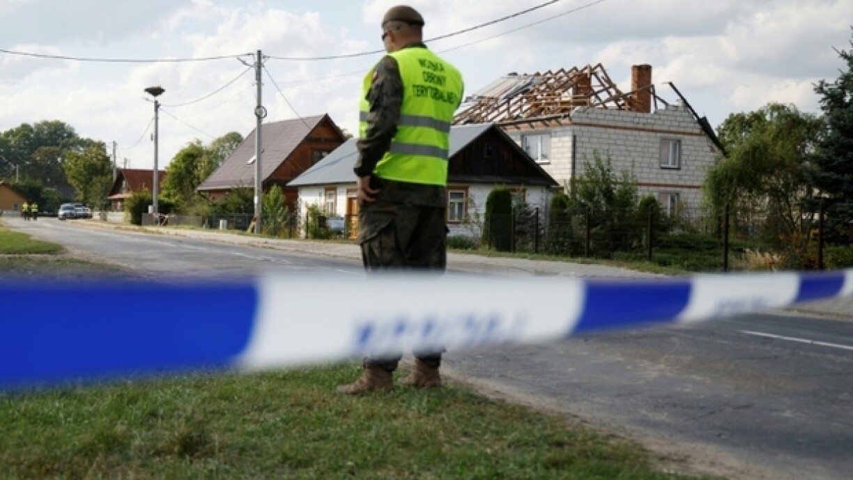 Le ministère de l'Intérieur polonais a déclaré qu'une maison et une voiture avaient été endommagées pendant la nuit.