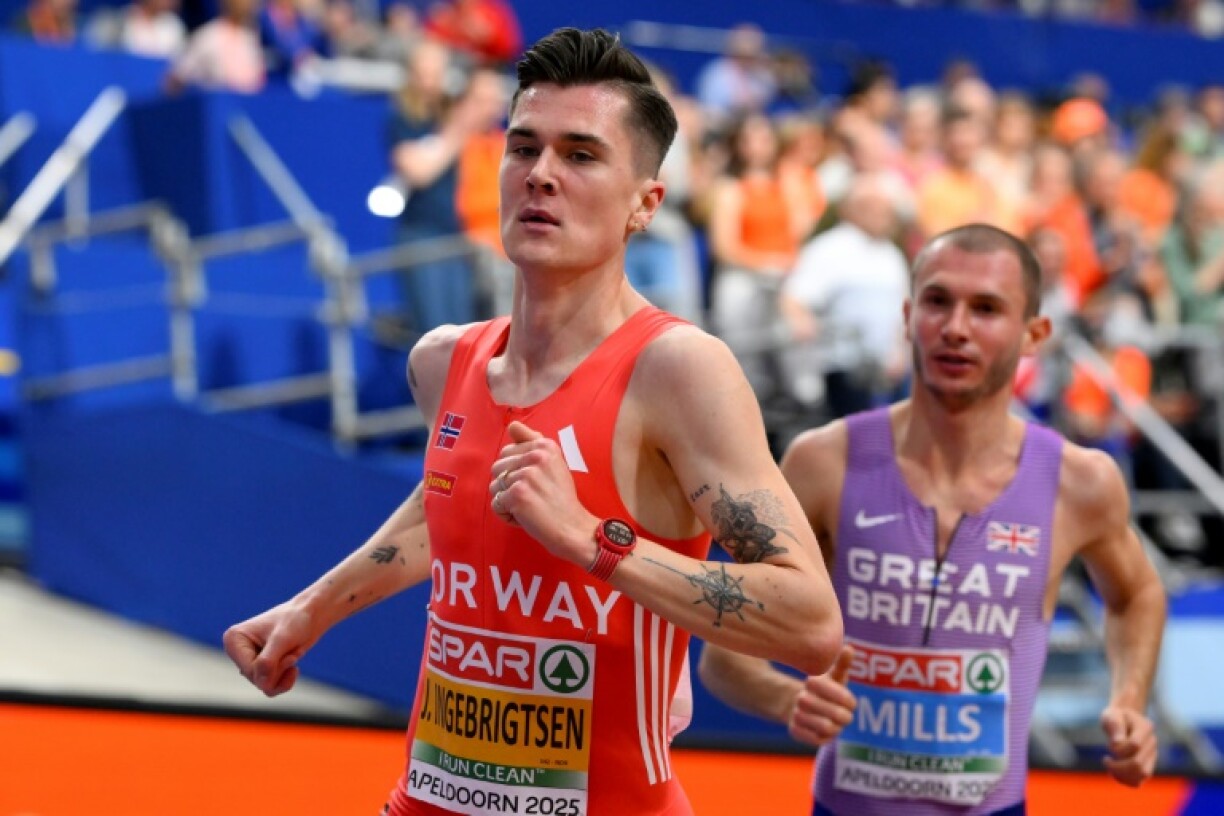 Jakob Ingebrigtsen (L) during the 3000m final of the European Athletics Indoor Championships at Omnisport in Apeldoorn on March 9