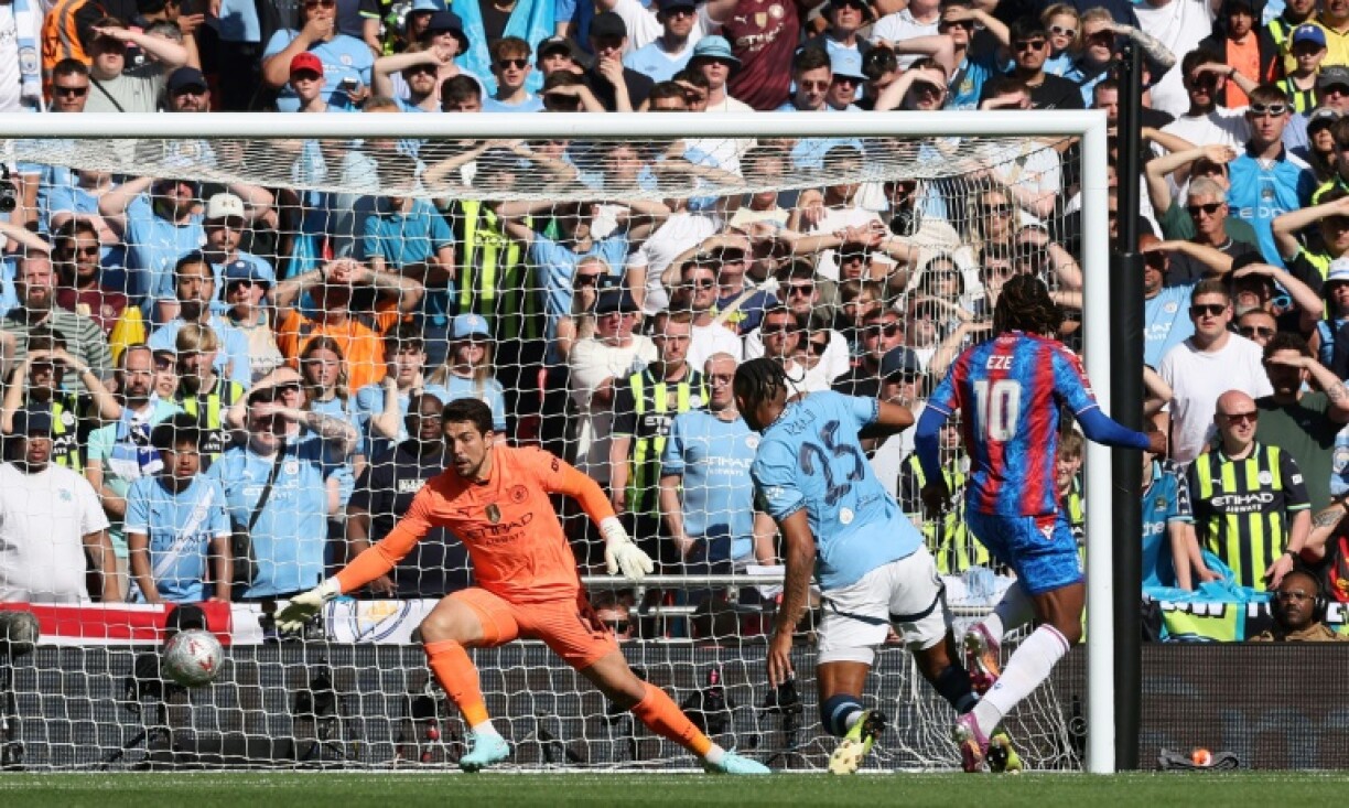 Crystal Palace's Eberechi Eze (R) scores in the FA Cup final against Manchester City
