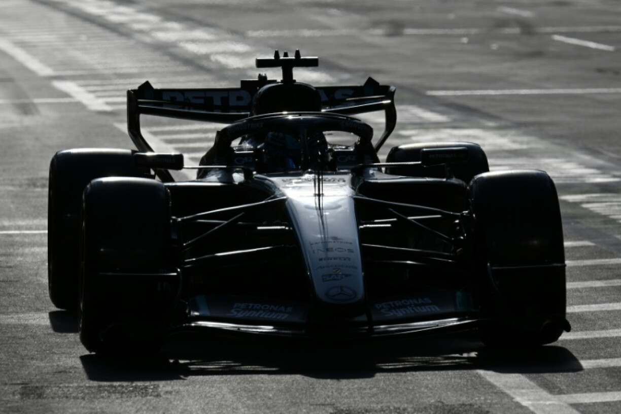 La Mercedes du pilote britannique George Russell dans l'attente de sa séance de qualifications au GP d'Azerbaïdjan de F1 le 25 septembre 2026 à Bakou