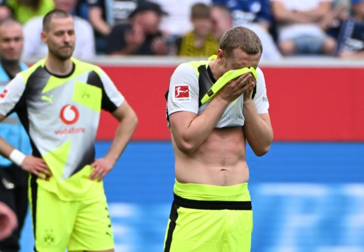 La déception du défenseur norvégien de Dortmund Julian Ryerson après la défaite contre Hoffenheim, à Sinsheim le 18 avril 2026