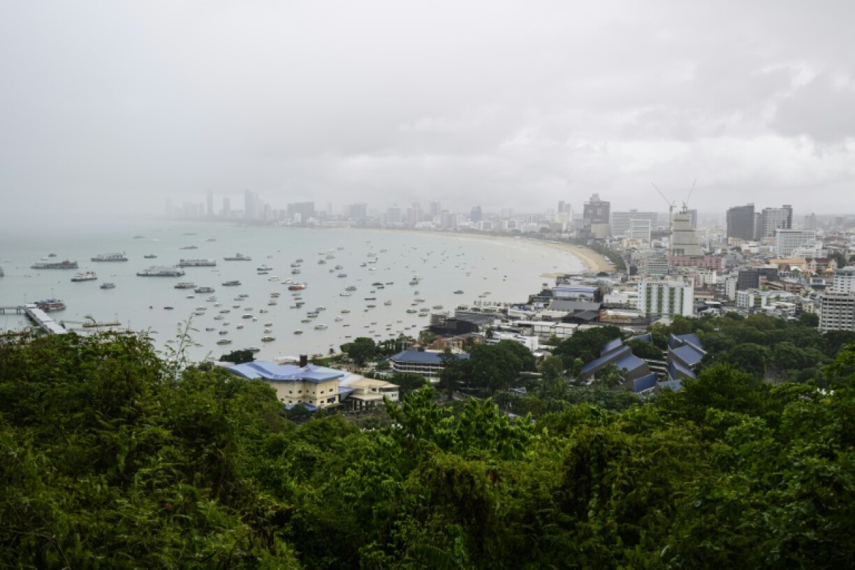 Une vue générale de la baie de Pattaya est visible depuis la colline de Pratumnak à Pattaya, le 3 juillet 2026