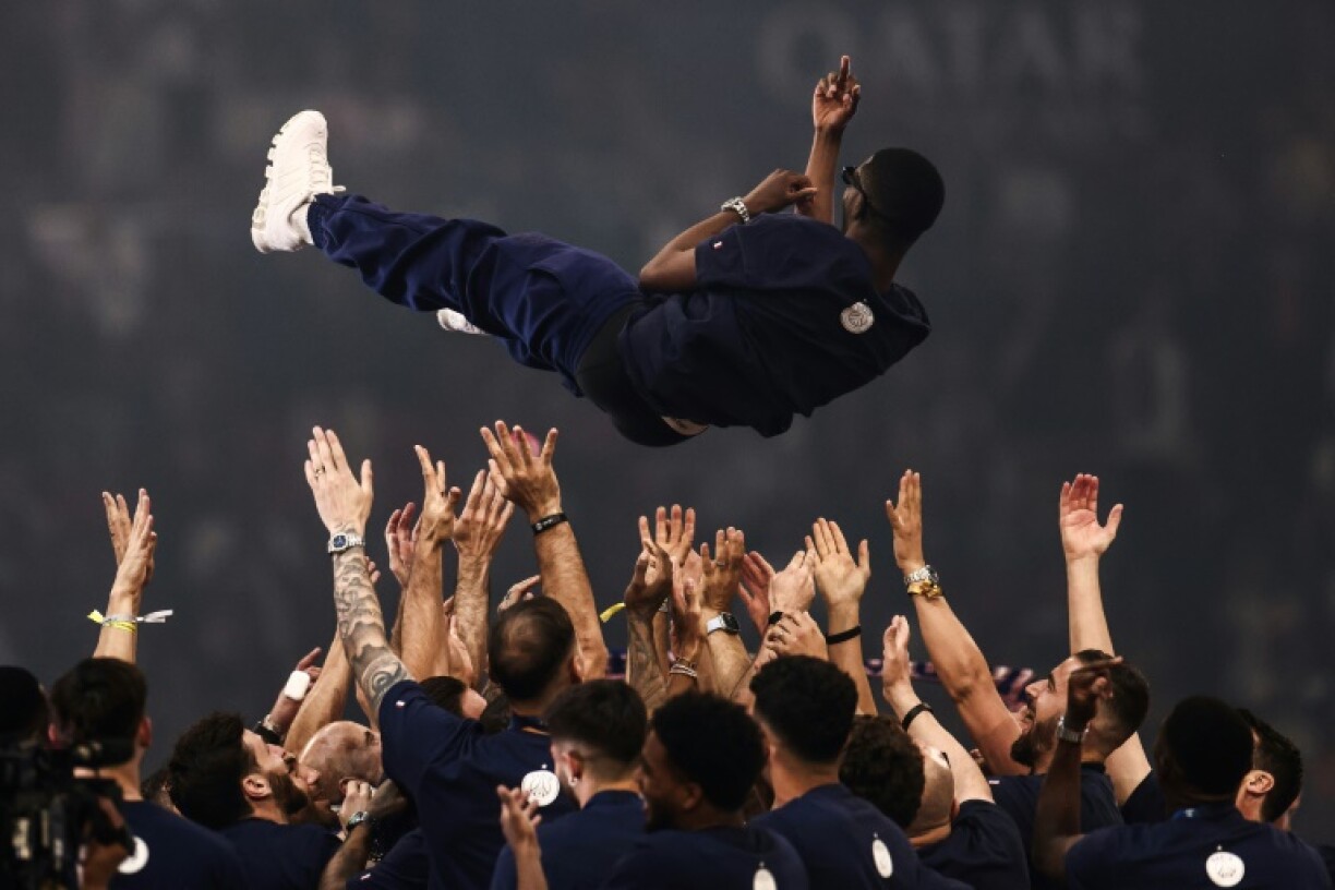 L'attaquant français du PSG Ousmane Dembélé porté en triomphe par ses coéquipiers lors d'une cérémonie au lendemain de la victoire du Paris Saint-Germain en finale de la Ligue des champions, au stade du Parc des Princes, à Paris, le 1er juin 2025