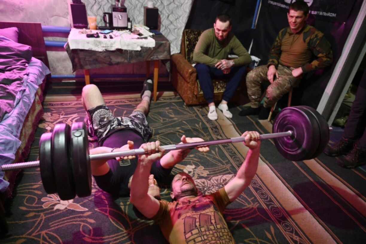 Former prisoners who volunteered to defend Ukraine lift weights during team training