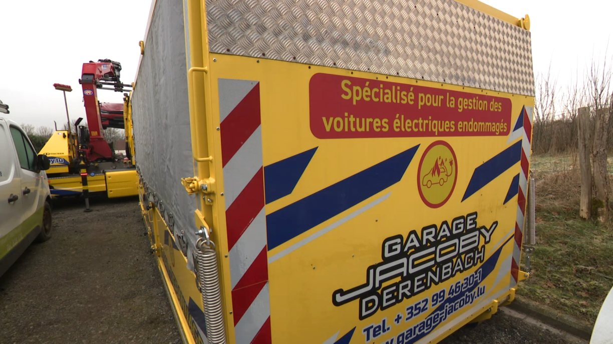 Ce conteneur du garage Jacoby peut accueillir une voiture électrique accidentée. Les pompiers peuvent ensuite verser 5.000 litres d'eau, jusqu'à hauteur de la batterie.