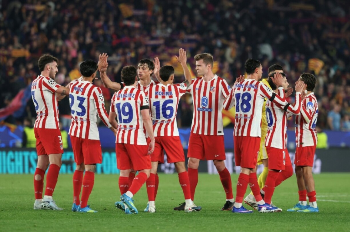 Les joueurs de l'Atletico Madrid se félicitent après avoir battu le FC Barcelone en quarts de finale aller de la Ligue des champions, le 8 avril 2026 à Barcelone