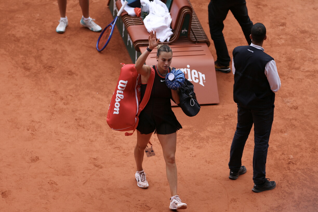 Aryna Sabalenka quittant le court.