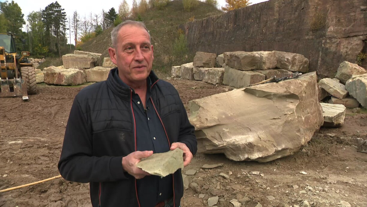 Michel Pirotte tenant dans sa main l'âme de l'architecture grand-ducale: le grès de Luxembourg.
