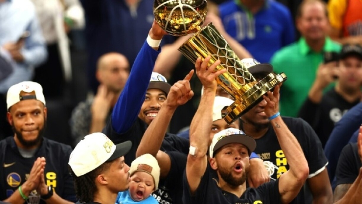 De Stephen Curry mat der Larry O'Brien Trophy.