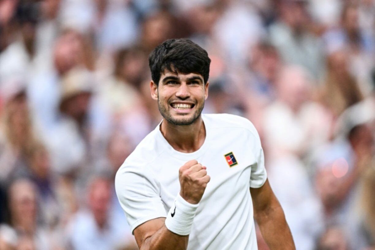 La joie de Carlos Alcaraz vainqueur d'Andrey Rublev à Wimbledon, le 6 juillet 2025