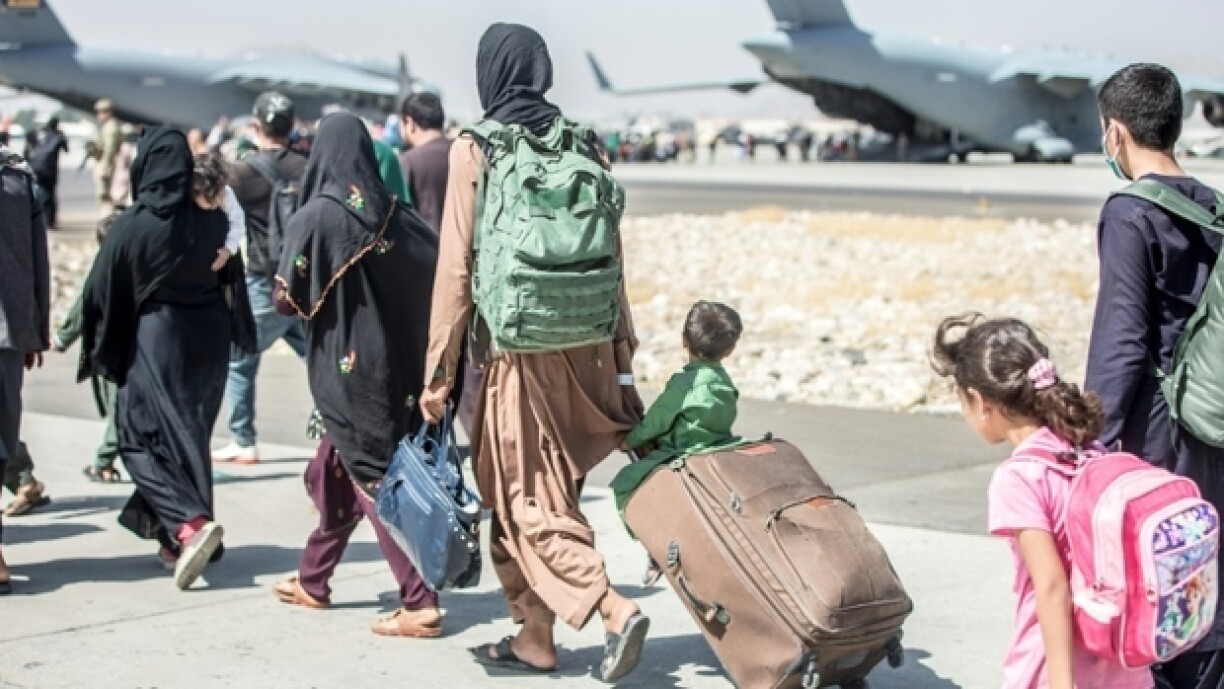 Afghanesch Flüchtlingen um Fluchhafen zu Kabul.
