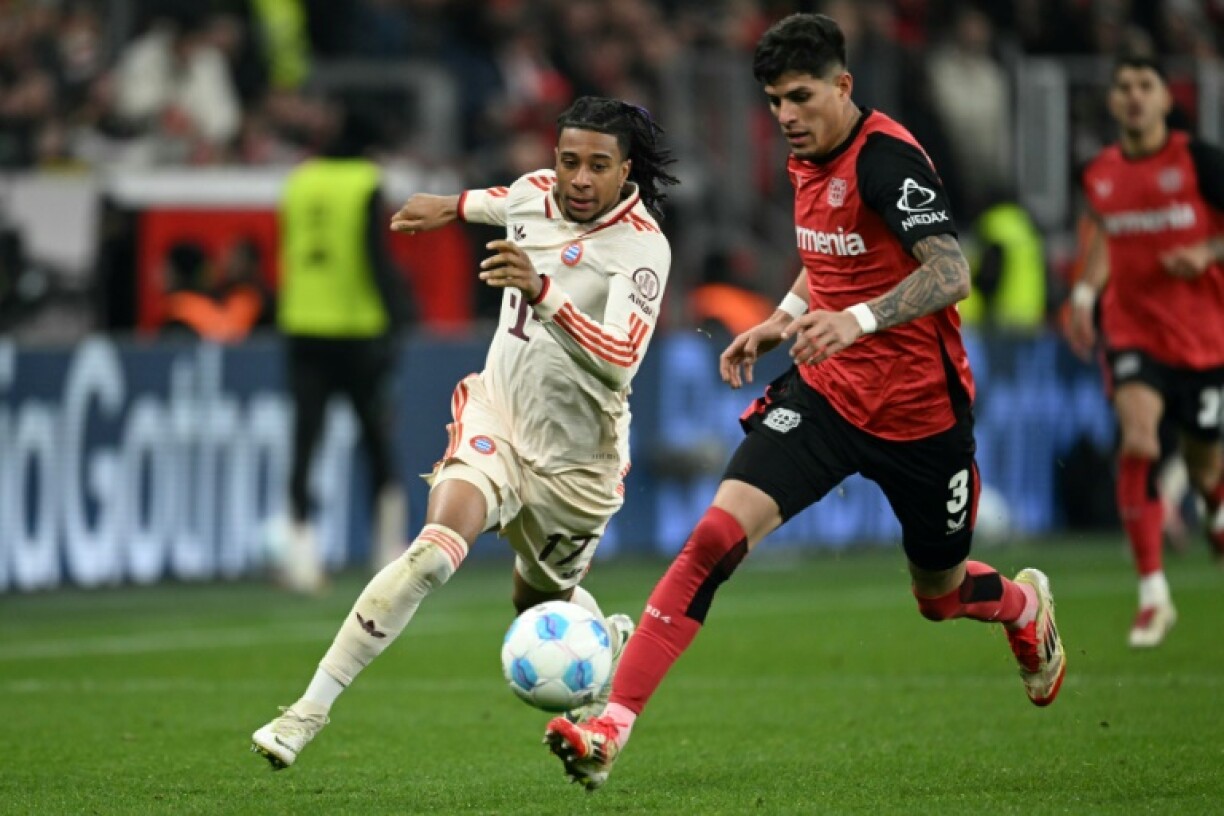 Le milieu de terrain du Bayern Munich Michael Olise au duel avec le défenseur du Bayer Leverkusen Piero Hincapiè, à Leverkusen, le 15 février 2025