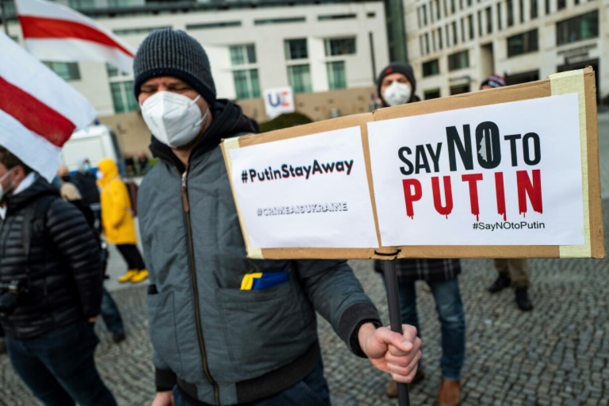 Un manifestant brandit une pancarte anti-Poutine à Berlin le 30 janvier 2022