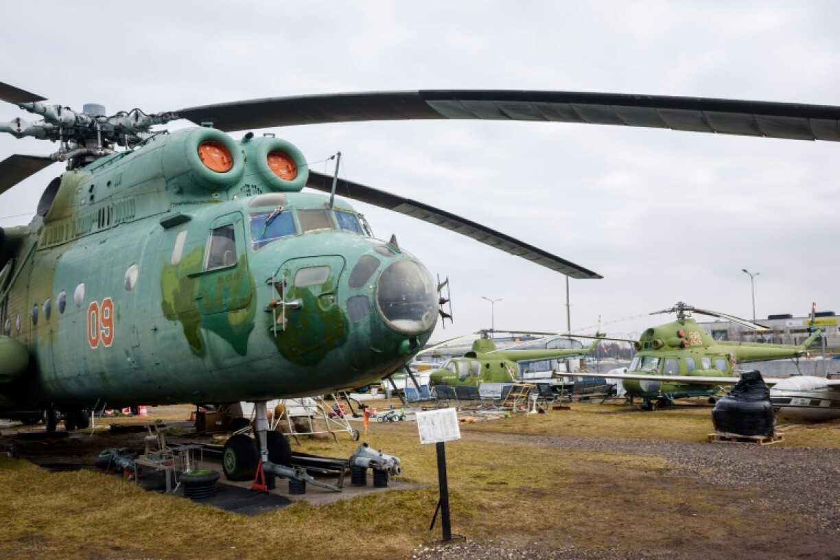 Un hélicoptère militaire Mi-6 le 16 mars 2021 au musée privé d'aviation soviétique menacé de fermeture en Lettonie