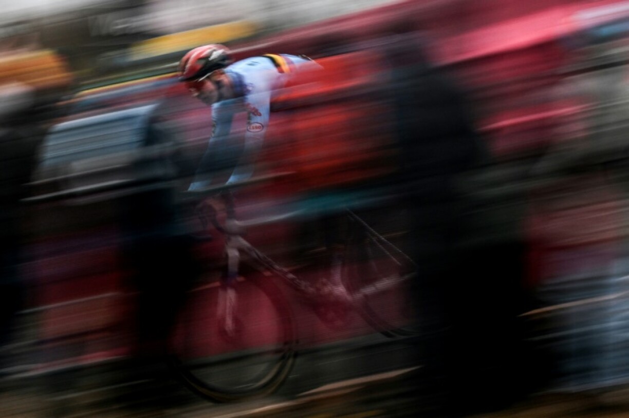 Troisième de ces championnats du monde de cyclo-cross, le Belge Michael Vanthourenhout ici dans une descente, dimanche à Tabor, en République tchèque.