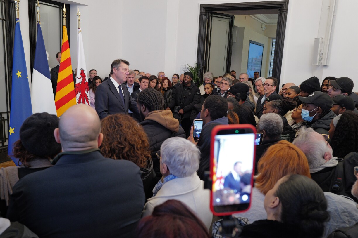 De Buergermeeschter vun Nice Christian Estrosi hält den 21. Januar eng Ried virun de Frënn an der Famill vun der jonker Mamm, déi virun den Ae vun hirem Puppelchen erschoss gouf.