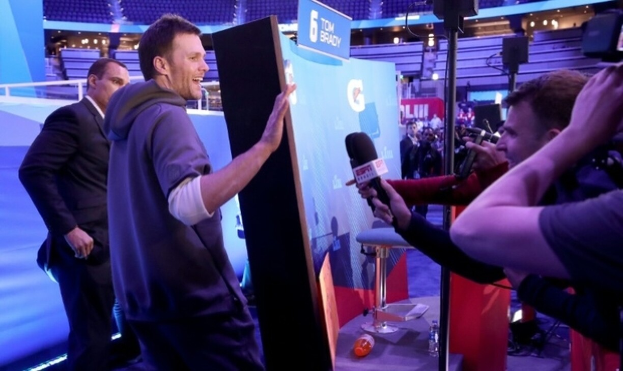 Den Quarterback vun de Patriots Tom Brady op der Super Bowl Opening Night.