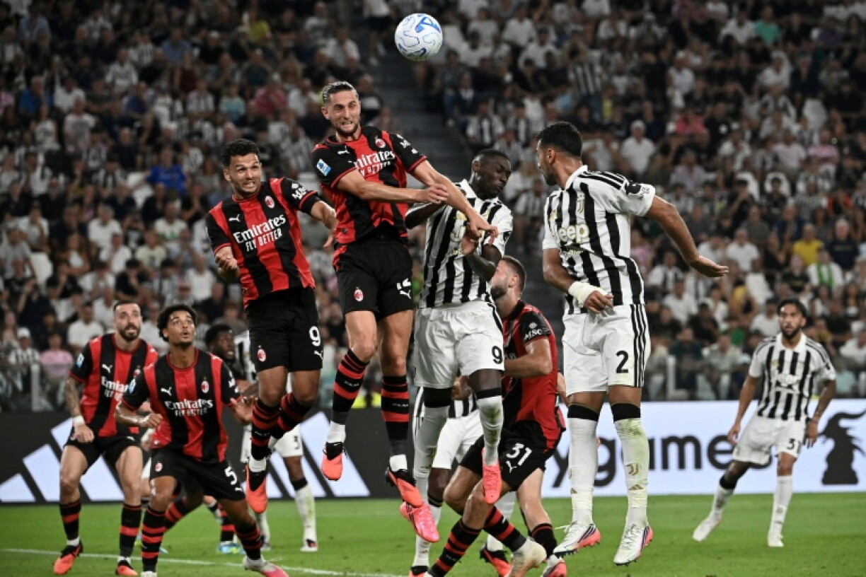 L'attaquant de l'AC Milan Goncalo Ramos, son coéquipier Adrien Rabiot face aux joueurs de la Juventus Turin Randal Muani Kolo et Mehmet Zeki Celik lors de la 3e journée du Championnat d'Italie le 6 septembre 2026 à l'Allianz Stadium