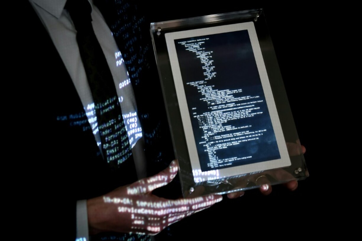 Le premier SMS de l'histoire, transmis par l'opérateur Vodafone le 3 décembre 1992, présenté le 20 décembre 2021 à Neuilly-sur-Seine, la veille de sa mise aux enchères sous forme de NFT