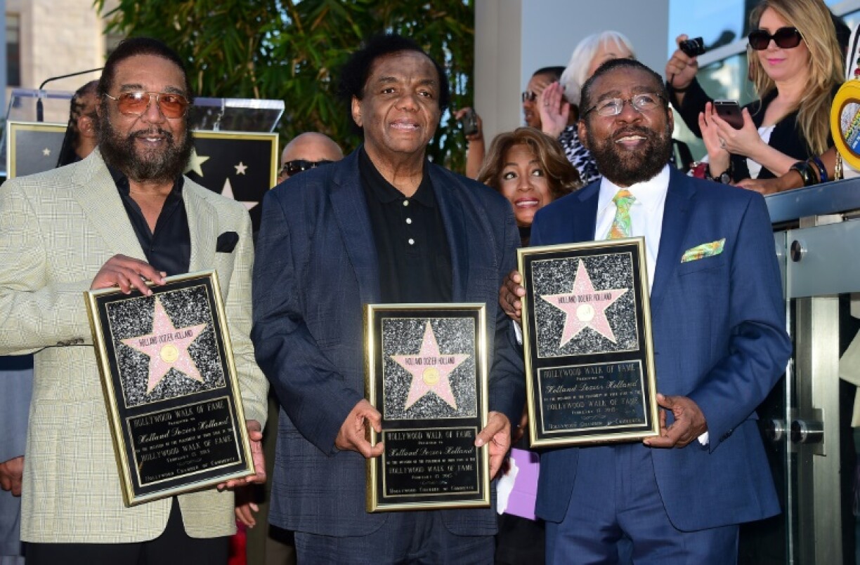 Les auteurs-compositeurs Eddie Holland (à gauche), Lamont Dozier (au centre) Brian Holland (à droite) le 13 février 2015 à Hollywood pour la cérémonie des étoiles de la mythique Walk of Fame