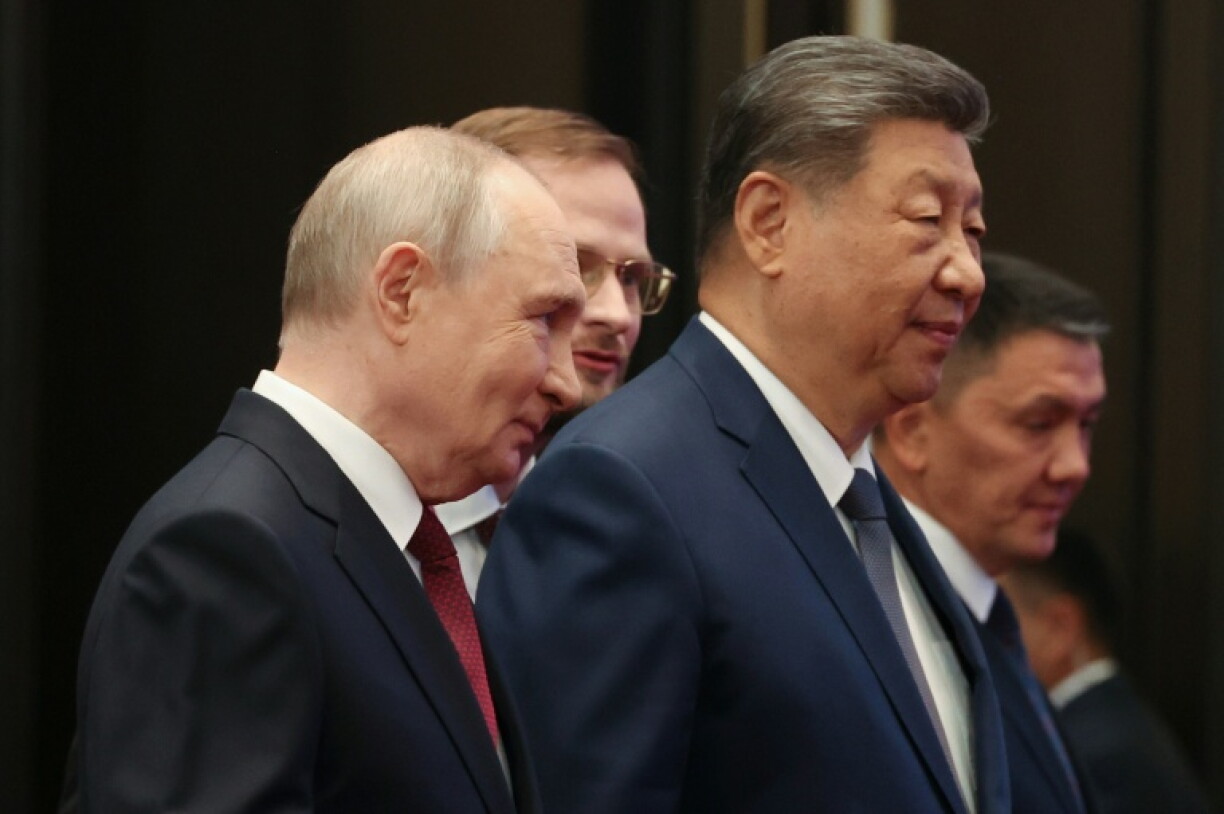 Cette photo, diffusée par l'agence d'Etat russe Sputnik, montre le président russe Vladimir Poutine (à gauche) aux côté de son homologue chinois Xi Jinping lors du sommet de l'Organisation de coopération de Shanghai (OCS), à Bichkek, le 1er septembre 2026