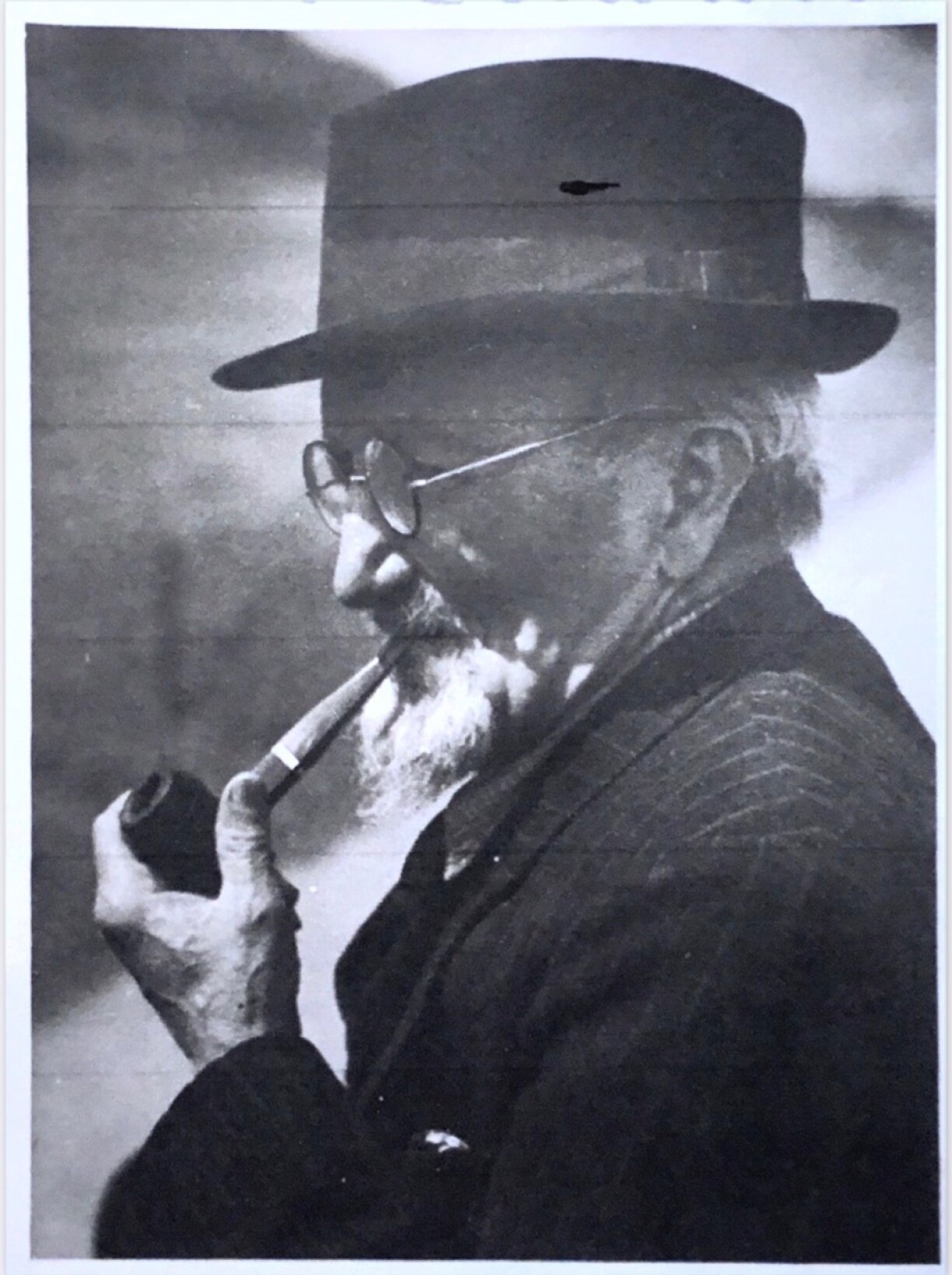 De Frantz Theis huet ëm 1930 de Bou aus Eisen mam Sproch “AUJOURD’HUI NOUS DEMAIN VOUS” an Optrag ginn. De Familljepapp hat 7 vun 8 Kanner verluer.