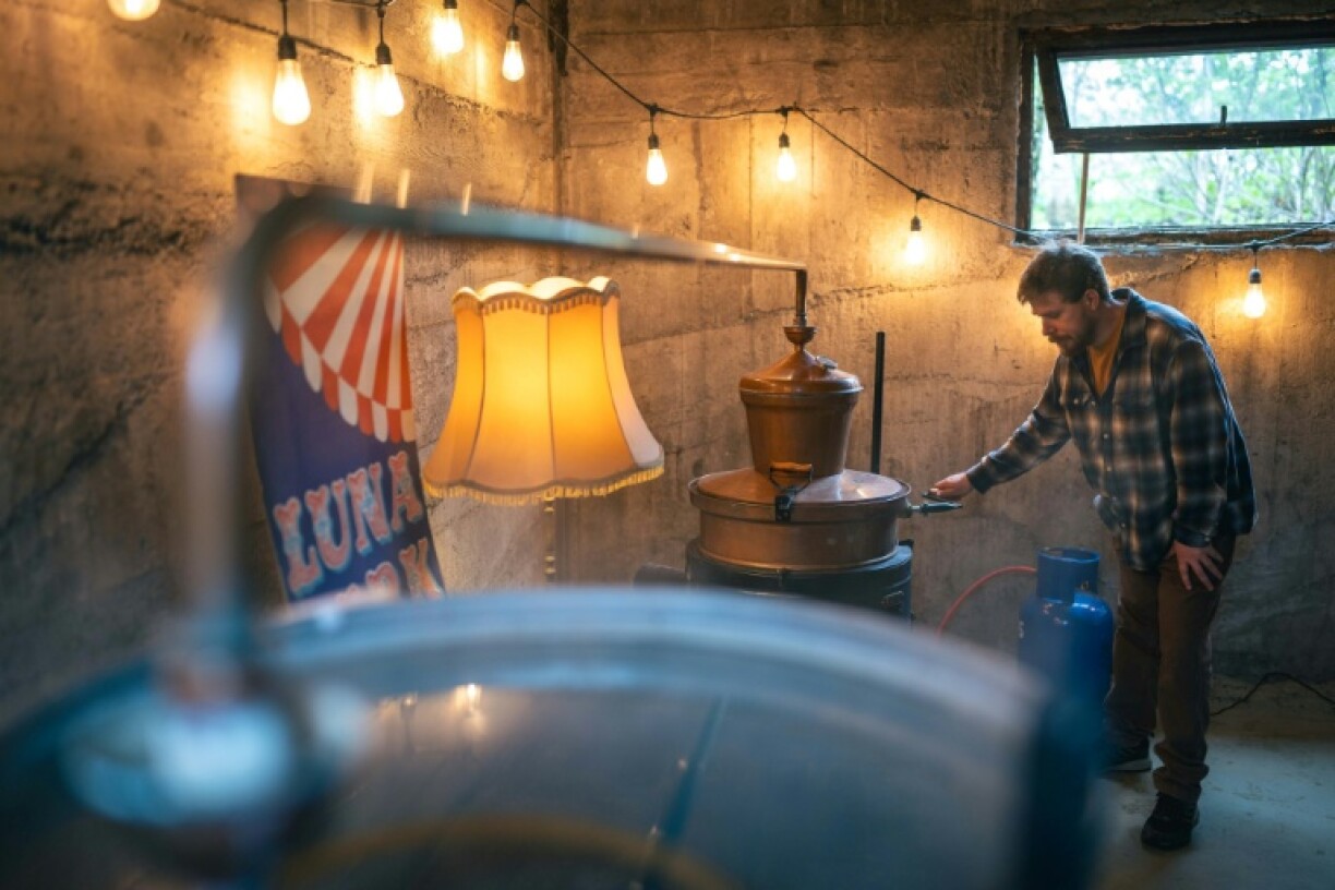 Ivan Lakatos, petit producteur de gin, travaille au processus de distillation dans sa distillerie de gin au village de Belegis, près de Stara Pazova, le 28 mars 2026 en Serbie
