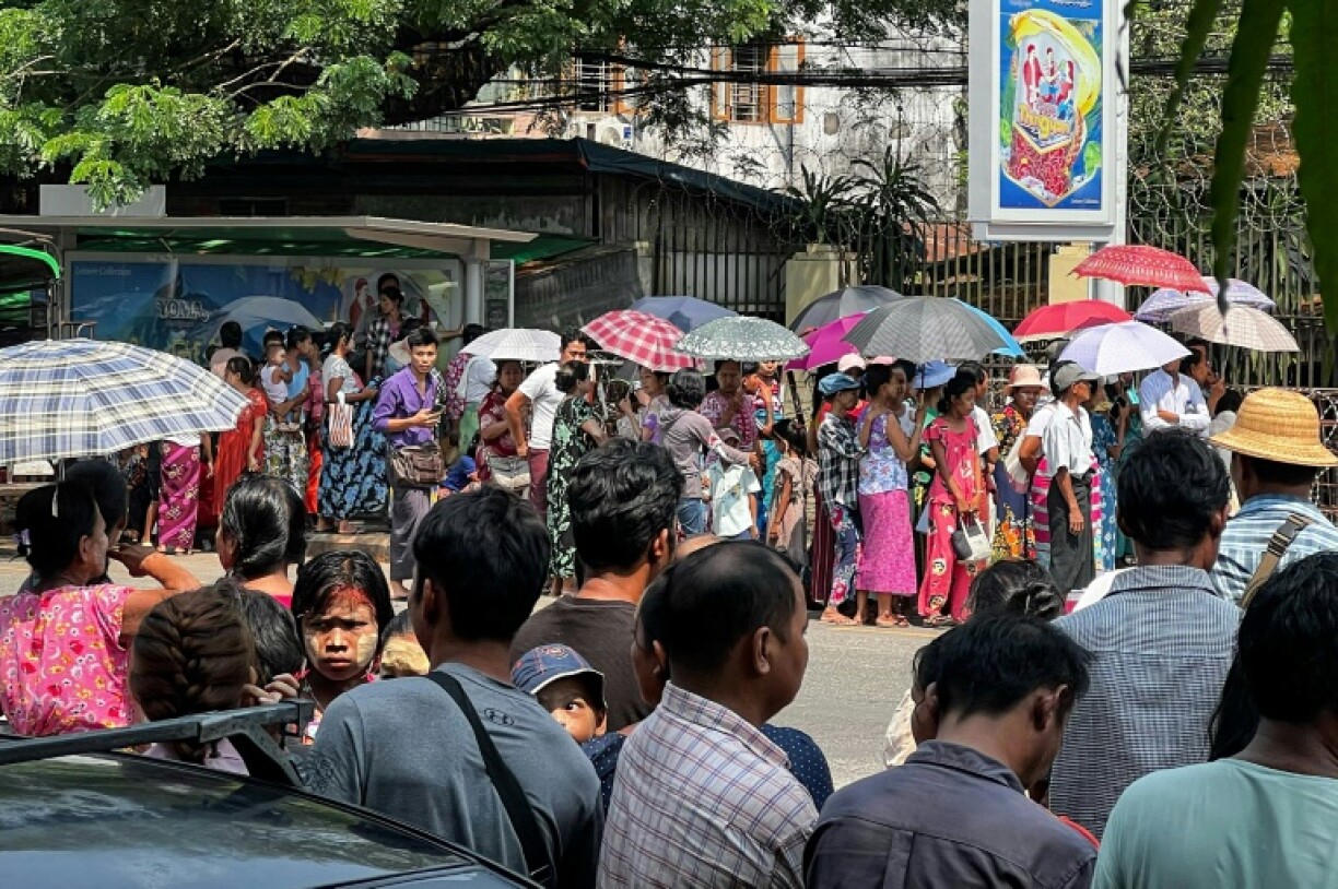 Des proches de détenus attendent leur sortie de la prison d'Insein à Rangoun en Birmanie, le 17 avril 2024