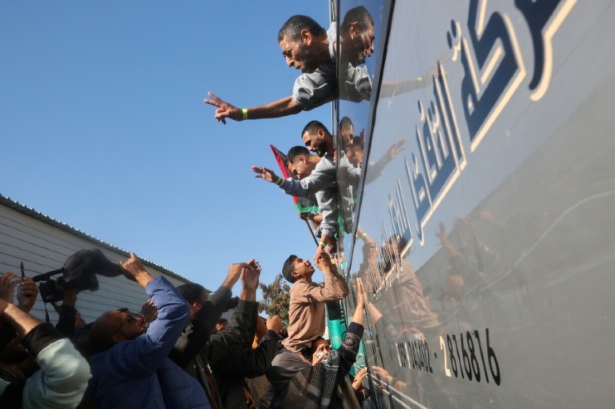 D'ex-détenus palestiniens sont accueillis par leur famille et leurs amis alors qu'ils arrivent en bus à l'hôpital européen de Khan Younès, dans le sud de la bande de Gaza, pour des examens médicaux de contrôle, le 1er février 2025