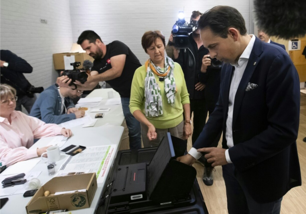 Le président du Vlaams Belang, Tom Van Grieken (d), vote à Schoten, en Belgique, lors des élections régionales, fédérales et du Parlement européen, le 9 juin 2024