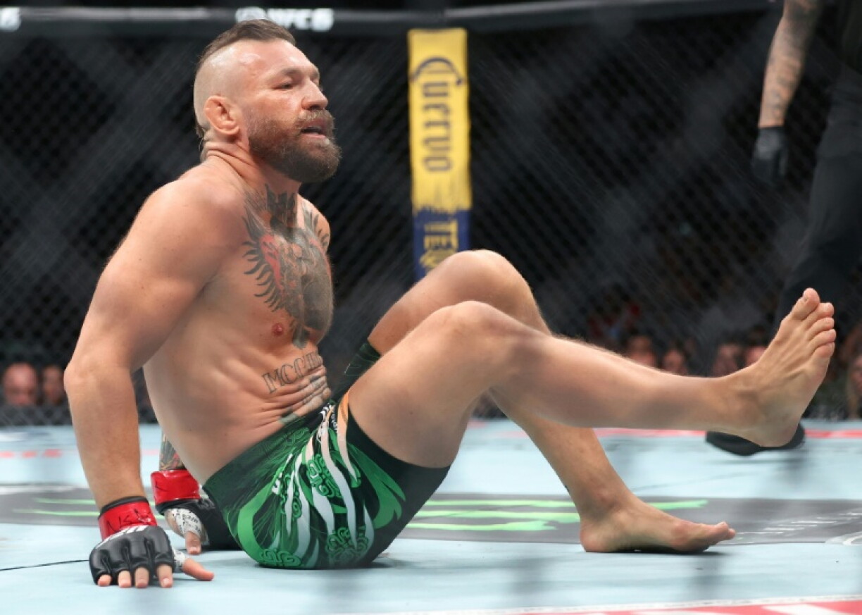 La star irlandaise du MMA Conor McGregor, blessée au genou droit, lors de son combat contre l'Américain Max Holloway, le 11 juillet 2026 à Las Vegas
