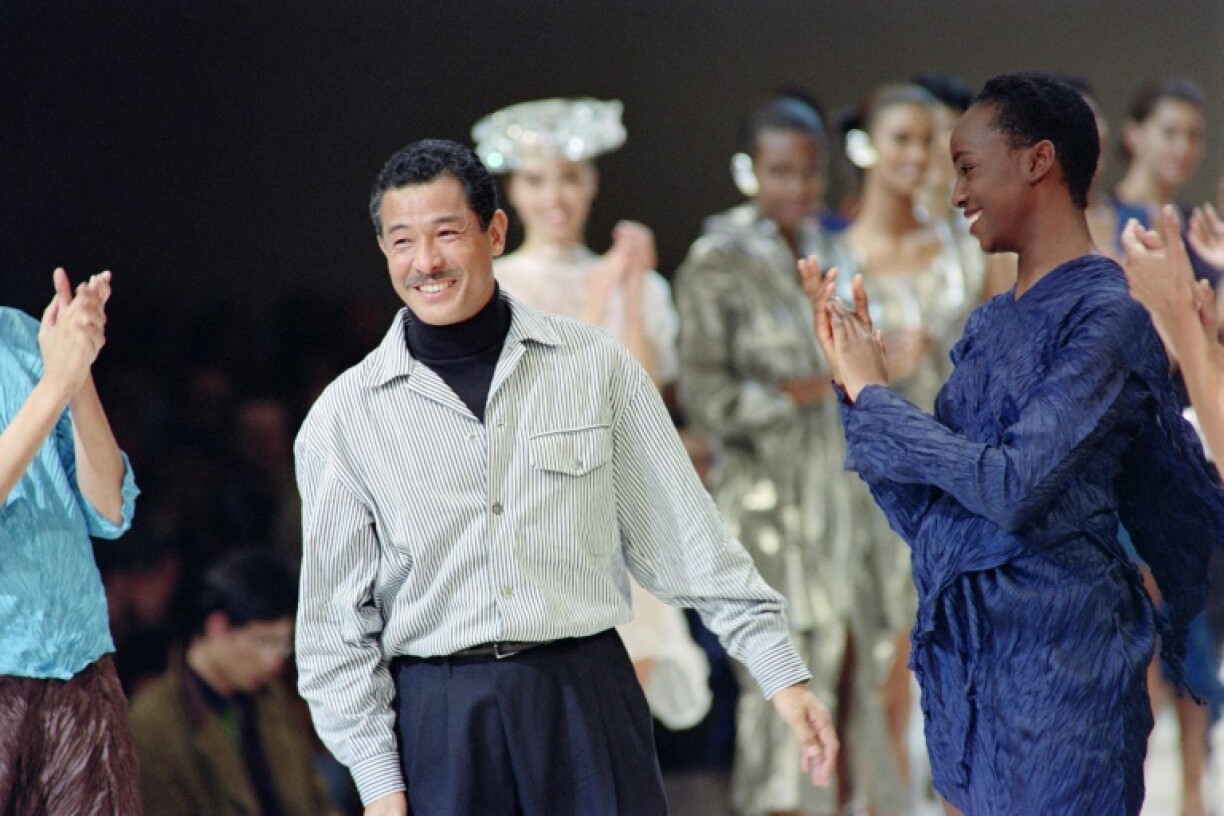Le créateur de mode japonais Issey Miyake applaudi par ses mannequins , le 19 octobre 1991 à Paris, après la présentation de sa collection Printemps-Eté 92