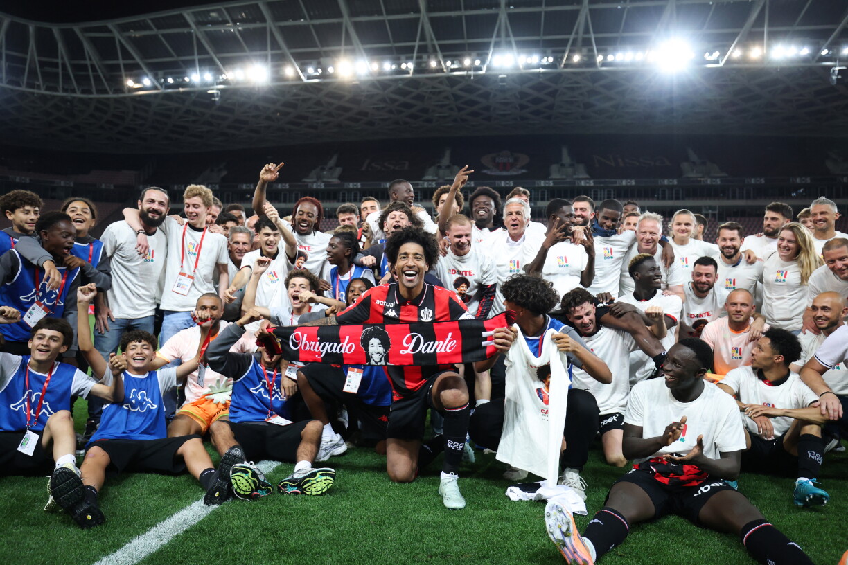 Le défenseur brésilien de Nice, numéro 04 Dante, célèbre avec ses coéquipiers après avoir remporté le match retour des barrages.