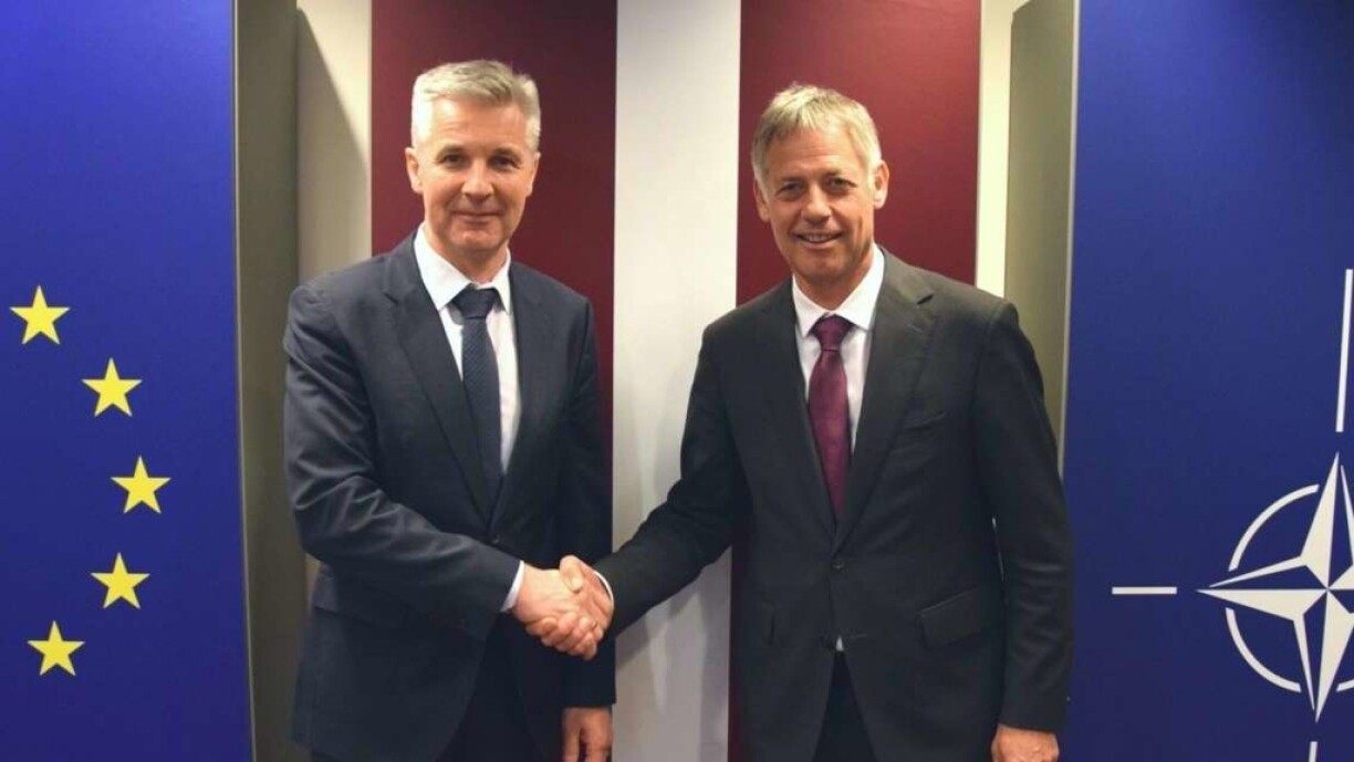 Minister Delegate of Defence Henri Kox (right) and Latvian Defence Minister Artis Pabriks.